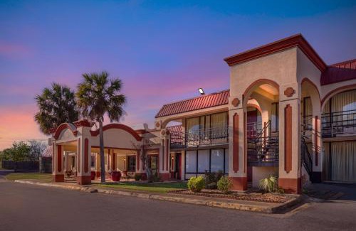 Montgomery Hotel | HomeTowne Studios by Red Roof Montgomery - Midtown
