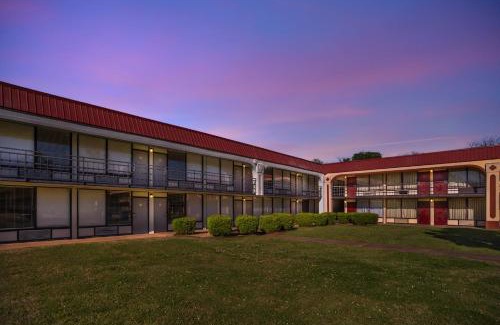 Montgomery Hotel | HomeTowne Studios by Red Roof Montgomery - Midtown