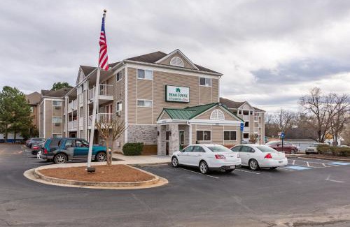 Gainesville Hotel | HomeTowne Studios by Red Roof Gainesville, GA