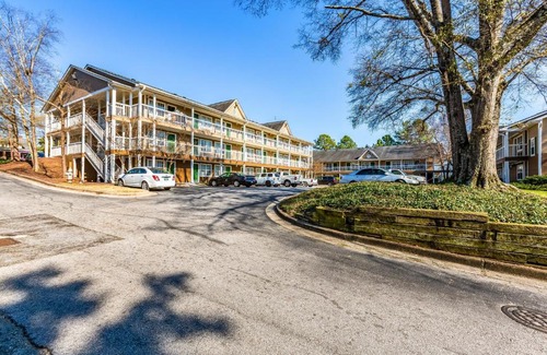 Norcross Hotel | HomeTowne Studios by Red Roof Atlanta NE - Downtown Norcross