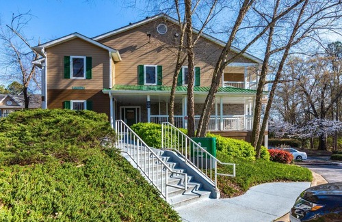 Norcross Hotel | HomeTowne Studios by Red Roof Atlanta NE - Downtown Norcross