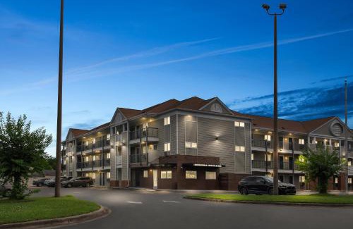 Charlotte Hotel | HomeTowne Studios & Suites by Red Roof Charlotte - Ballantyne