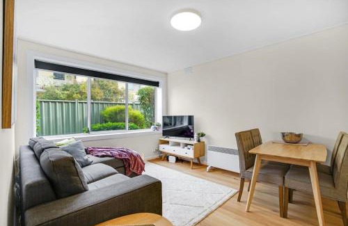 Thornbury Apartment | Homey 1 bdrm Thornbury Apt near restaurants+shops