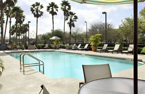 Airport North House | Homey & Convenient Suite! Free Airport Transfer