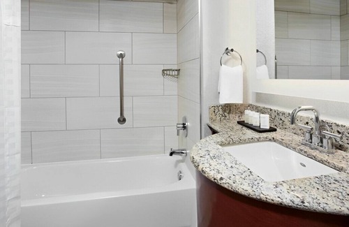 Airport North House | Homey & Convenient Suite! Free Airport Transfer