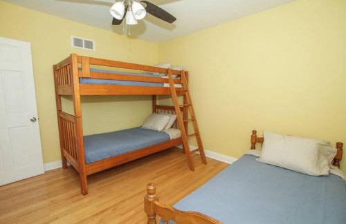 Cornwall House | Homey Single Family on Old Orchard