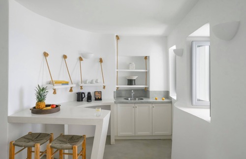 Firostefani Apartment | Hommage Suites With Caldera View & Hot tub