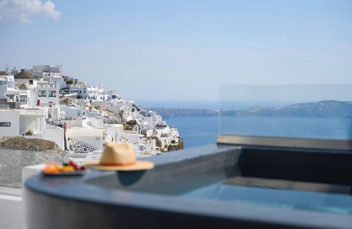 Firostefani Apartment | Hommage Suites With Caldera View & Hot tub