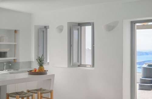 Firostefani Apartment | Hommage Suites With Caldera View & Hot tub