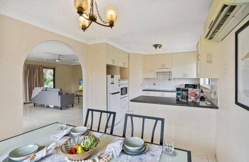 Robertson House | Homy Spacious 4B2B w/Parking steps to Malls/Dining