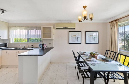 Robertson House | Homy Spacious 4B2B w/Parking steps to Malls/Dining
