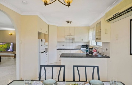 Robertson House | Homy Spacious 4B2B w/Parking steps to Malls/Dining