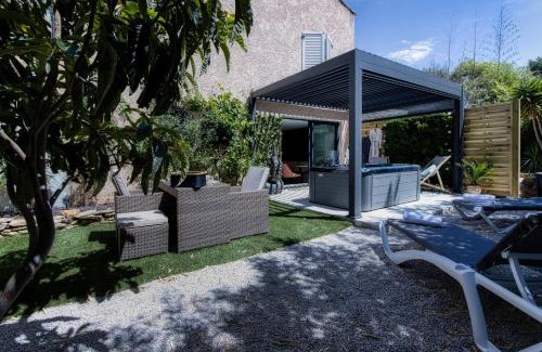 La Ciotat Apartment | Honey Moon - studio romantique Jacuzzi et écran cinema