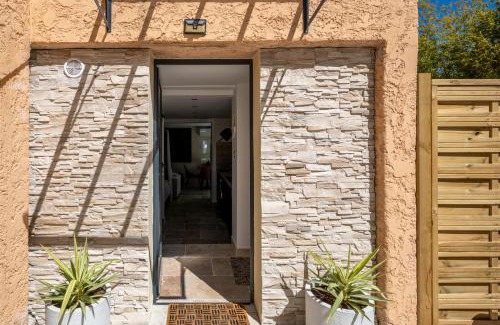 La Ciotat Apartment | Honey Moon - studio romantique Jacuzzi et écran cinema
