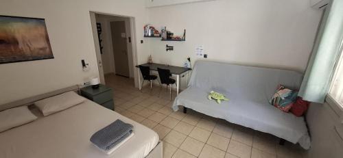 Rafina-Pikermi Apartment | HoneyBee4 - Cozy studio close to the port, airport & Athens