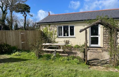 Truro House | Honeycomb Cottage - a quiet, charming, cosy retreat in the countryside only 2 miles from one of Cornwall's best beaches