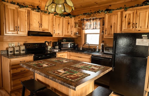 Sevierville Cabin | Honeymoon/couples Retreat - Private Custom Built Log Cabin - Wi-fi