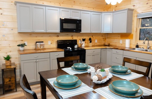 Sevierville Cabin | Honeymoon escape! Hot Tub and King bed