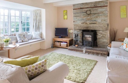 St Minver Cottage | HONEYSUCKLE COTTAGE, pet friendly, with open fire in St Minver