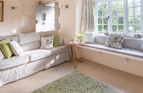 St Minver Cottage | HONEYSUCKLE COTTAGE, pet friendly, with open fire in St Minver