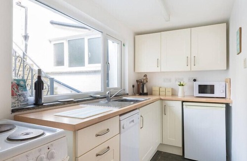 St Minver Cottage | HONEYSUCKLE COTTAGE, pet friendly, with open fire in St Minver