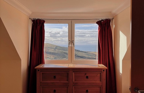 Gigha Cottage | Honeysuckle Cottage - sleeps 6 guests in 4 bedrooms