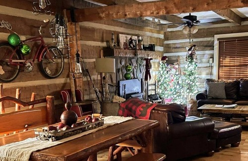 Maryville Cabin | HONEYSUCKLE HIDEAWAY A private mountain cabin!