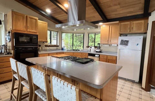 Quilcene House | Hood Canal Haven: Beachy Forrest, family & pet friendly
