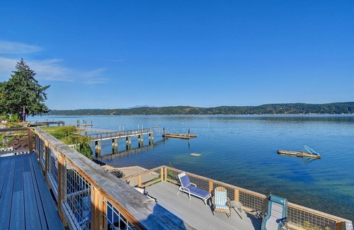 Burley House | Hood Canal waterfront five bedrooms hottub watercrafts boat launch Olympic view