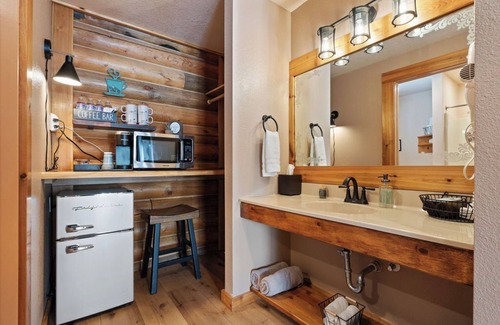 Duck Creek Village Hotel | Hoodoo Hideaway Double Queen Room Zion & Bryce
