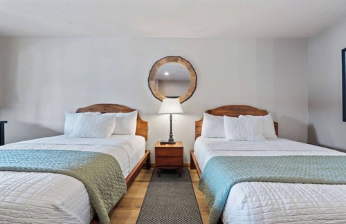 Duck Creek Village Hotel | Hoodoo Hideaway Double Queen Room Zion & Bryce