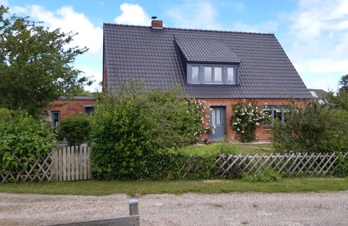 Midlum Apartment | Hook - Holiday apartment Hook - with south-facing terrace, very quiet location