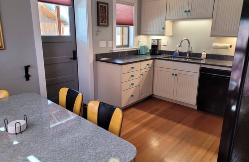Winthrop House | Hoot Owl Cabin-Dog Friendly, Simply Adorable and Located in Downtown Winthrop!