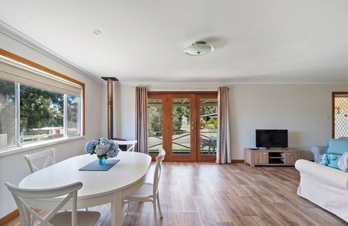 Augusta Cottage | Hop Skip Cottage - Hop Skip Cottage - A 60's cottage with tasteful touches of retro decor & modern furnishings