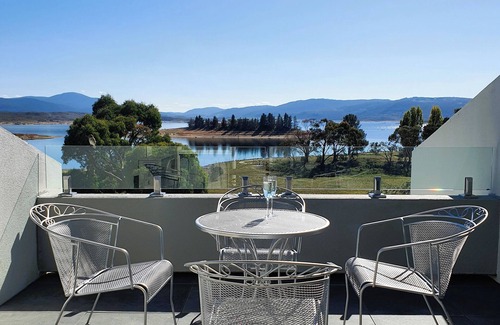 Jindabyne Apartment | Horizons 212 Lake Jindabyne Waterfront Apartment