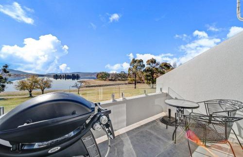 Jindabyne House | Horizons 306 - Deluxe Lake Front Studio l Pool l Tennis l WiFi l BBQ