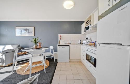 Jindabyne House | Horizons 306 - Deluxe Lake Front Studio l Pool l Tennis l WiFi l BBQ