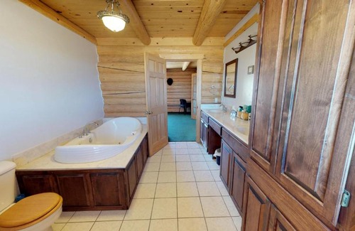 Monticello House | Horsehead Mountain Lodge, Stunning Log Cabin with Amazing Views