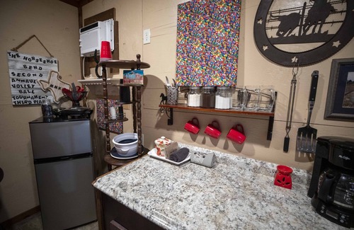 Marietta House | Horseshoe Cabin 3 - Swim in the Blue Lagoon - Dog Friendly!