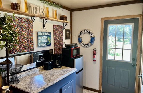 Marietta House | Horseshoe Cabin 3 - Swim in the Blue Lagoon - Dog Friendly!