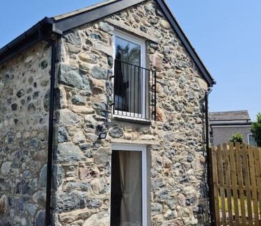 Caernarfon House | Horseshoe Cottage historic gem near Snowdonia.