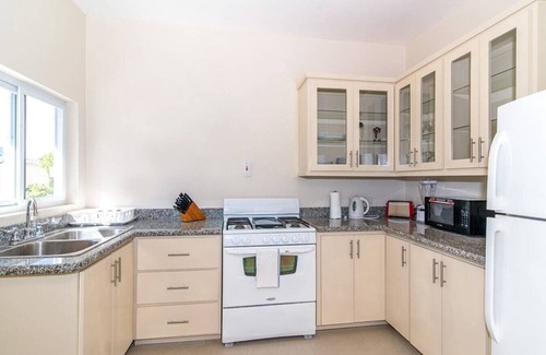 IronShore Estates Apartment | Hospitality Expert NCB5: Pool, Beach & Chef