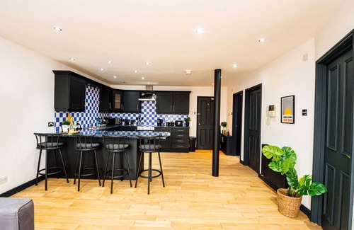 St George's Quarter Apartment | Host Apartments | Trafalgar Warehouse Apt
