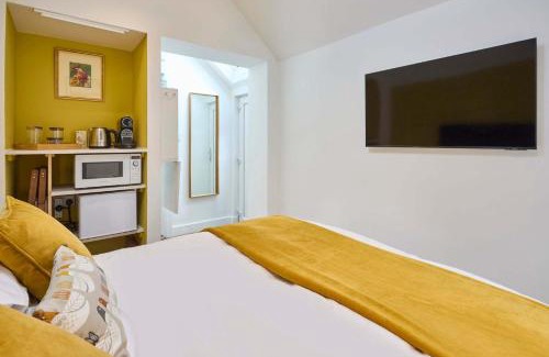 Waresley Apartment | Host & Stay - Garden Studio