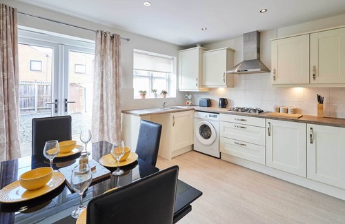 Burton on Trent House | Host & Stay | Happy Home