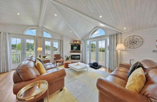 Hundall House | Host & Stay - Mahonia Lodge