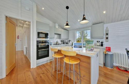 Hundall House | Host & Stay - Mahonia Lodge