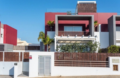 Ferragudo House | Host Wise - Luxurious House with Private Salt Pool