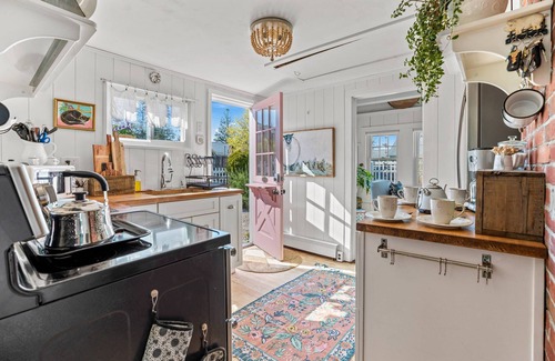 Hyannis Cottage | Hosting and Helping Other making Memories managed by Itrip Property Management