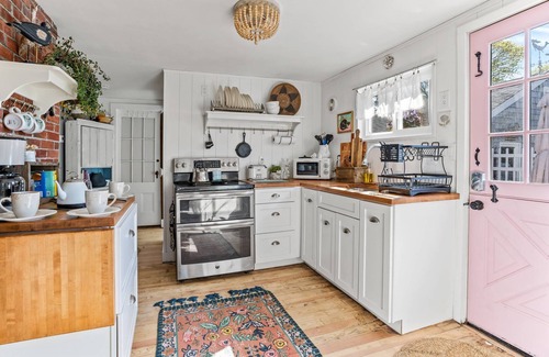 Hyannis Cottage | Hosting and Helping Other making Memories managed by Itrip Property Management